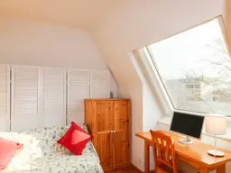 Lichtdurchfluteter Dachgeschoß-Traum: WG geeignete 3-Zimmer-Wohnung in ruhiger Lage des 11. Bezirkes