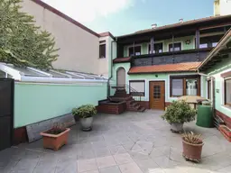 Sofort wohlfühlen: Großzügiges Einfamilienhaus mit traumhaftem Blick ins Grün in Stetten