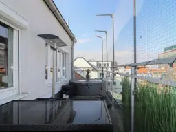 Ort der Gemütlichkeit: Sonnige Maisonette Wohnung im Dachgeschoss mit Terrasse und Balkon