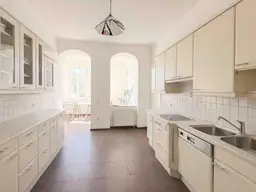 Exklusive Jahrhundertwendevila mit Garten, Pool, Garage und zusätzlicher Wohneinheit