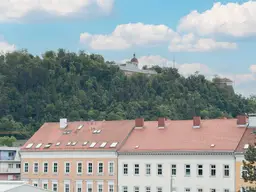 Wohnung aufgeteilt auf zwei Ebenen mit Blick auf den Uhrturm und Tiefgaragenpaltz