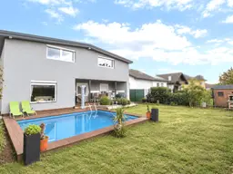 Modernisiertes Einfamilienhaus mit Ausbaupotenzial, Pool und großzügigem Grundstück.