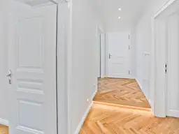 Großzügiges Wohnen im Altbau: 3 Zimmer mit Loggia und viel Licht - VIEVIENNE