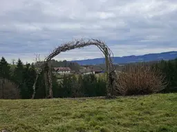 **Im malerischen Naturpark Südsteirisches Weinland** zwischen Schilcherweinstraße und Weinstraße ** atemberaubender Weitblick**
