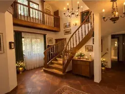 Repräsentative Villa mit Turmzimmer, Bibliotheksgalerie &amp; Gartenparadies mit beheiztem Pool!