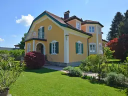 Repräsentative Villa mit Schwimmhalle