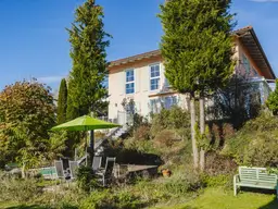 Charmante, lichtdurchflutete Toskana-Villa in unverbaubarer Lage von Elixhausen