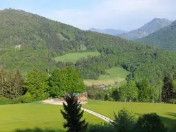Zweitwohnsitzmöglichkeit am Fuße des Gaisbergs
 - Grundstück mit Baugenehmigung und Altbestand