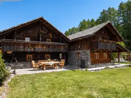 Romantisches Chalet-Ensemble in idyllischer Lage / Lungau - Einzigartiger Rückzugsort am Bach: historisches Chalet-Ensemble mit Troadkasten