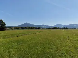 Salzburg: Traumhaftes Baugrundstück mit Grünland &amp; Panoramablick