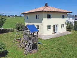 Modernes Einfamilienhaus mit großzügigem Grundstück in zentraler Lage von Perwang