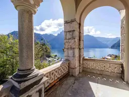 Repräsentatives Anwesen in herrlicher Aussichtslage oberhalb des Traunsees - mit Seegrundstück samt Steg und Boje
