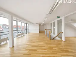 Lichtdurchflutetes Maisonette-Büro mit Dachterrasse