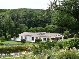 Beeindruckendes Chalet in Wolfsgraben: Luxus pur mit traumhafter Gartengestaltung und Innenpool