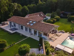 Atemberaubendes Chalet in Wolfsgraben: Luxus pur mit traumhafter Gartengestaltung und Innenpool