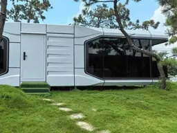 Design-Modulhaus mit Glasfront und Outdoor-Lounge