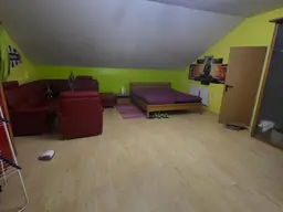 Haus, große Halle + 20 Parkplätze mit sehr großem Potenzial. auch für Bauträger. Privat,r