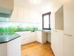 Sanierte 4 Zimmer Wohnung mit Balkon, Tiefgarage in Bestlage