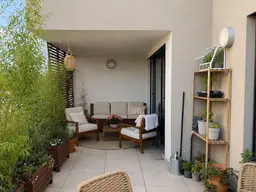 Zwei Zimmer, eine lange Terrasse, nach Osten über die Gärten von Oberdöbling