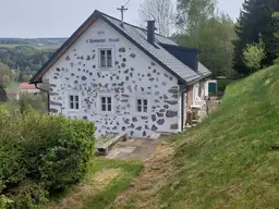 Traditionelles Bauernhaus mit 800m² Baugrund und 6000m² Grünland