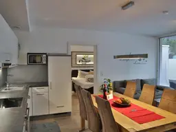 Neuwertige 4-Zimmer-Premiumwohnung möbliert mit 2 Bädern, Eigengarten &amp; 2 Stellplätzen.