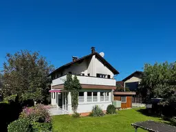 Geräumiges Mehrfamilienhaus auf großem Baugrund in bester Lage