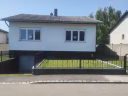 Privatverkauf Einfamilienhaus mit überdachtem Pool im Garten und Familiensauna im Keller