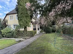 Großes, parkähnliches und phantasievolles Grundstück mit charmantem Haus