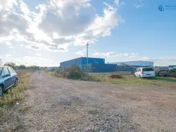 Gewerbegrundstück mit projektiertem Bauprojekt für Lagerhallen und Büroeinheiten