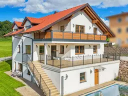 NEUWERTIGES FAMILIENHAUS MIT EINLIEGERWOHNUNG UND POOL IN EGGELSBERG