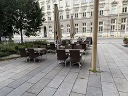 Pizzaria mit Schanigarten und Wohnung