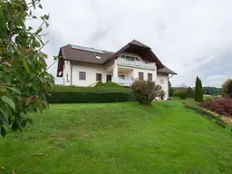Großzügiges Ein- bis Zweifamilienhaus mit Fernblick, Loggia &amp; PV-Anlage