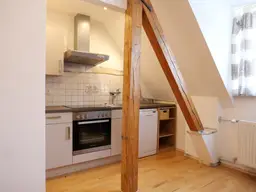 Helle Dachgeschoßwohnung mit Gartenanteil
