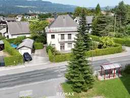 Vielseitiges Haus mit zwei Einheiten, guter Anbindung und eigenem Pool