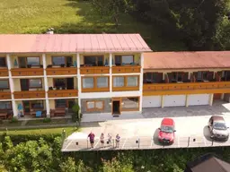 Gepflegte Frühstückspension mit Blick auf den Millstättersee gleich über dem Strandbad.