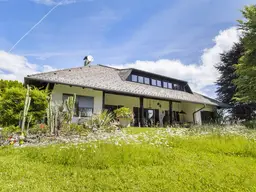 Gepflegte Landhausvilla mit großer Garage und sonnigen Grundstück mit Panoramablick!