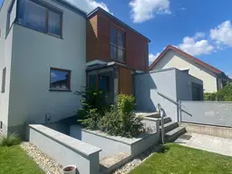 Sehr geräumiges Einfamilienhaus mit Pool, 860 m² Eigengrund. Büro oder Praxis im Haus möglich!
