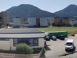 Hier werden sie gefunden! Große Gewerbe/Geschäftsfläche mit riesigen Parkplatz zu vermieten!