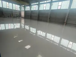 Gewerbehalle. Deckenkran. 8m Raumhöhe.