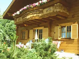 Charmantes Tiroler Bio-Blockhaus in Zirl zum Kauf