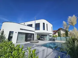 Exklusives Wohnen in sonniger Lage! Neuwertige, komplett möblierte Doppelhaushälfte mit Traunsteinblick!