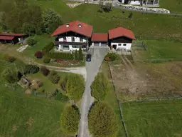 Mehr als ein Zuhause: Ein Refugium für Mensch und Tier - Zweifamilienhaus mit Doppelgarage und Stallgebäude