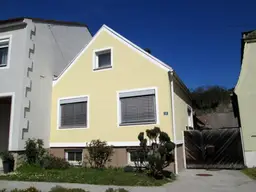 Interessantes kleines Haus in Ortslage mit idyllischen Gärten und Nebengebäuden!