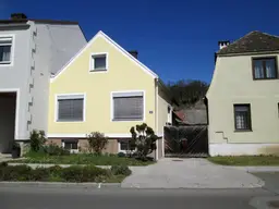 Kleines Haus mit Potential in Ortslage mit idyllischen Gärten und Nebengebäuden!
