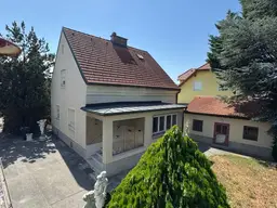 Sanierungsbedürftiges Einfamilienhaus mit großem Grundstück in Baden bei Wien