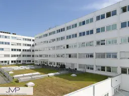 Helle Büro- oder Werkstattflächen mit Rampe