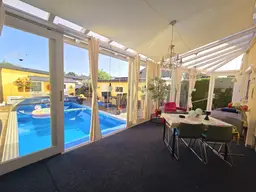 + PARADIES FÜR FAMILIEN MIT LUFTWÄRMEPUMPENHEIZUNG + WINTERGARTEN + BEHEIZTER POOL MIT ÜBERDACHUNG + PARTYRAUM + SAUNA + GARAGE + CARPORT + GRILL + NÄHE S-BAHN +
