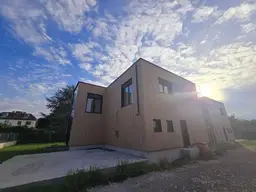 Lichtdurchflutetes und modernes Einfamilienhaus + Schlüsselfertig + Neubau + NÄHE WIEN + Raumhöhe 3,00m + 4 Zimmer + Wohnessküche ca. 60m² + WFL 155m² + Carport ca. 44m²