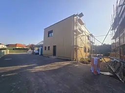 + Das letzte von 4 Häusern + Modern ausgestattetes Einfamilienhaus + Neubau + NÄHE WIEN + Raumhöhe 3,00m + 4 Zimmer + Wohnessküche ca. 60m² + WFL 155m² + Carport ca. 44m²