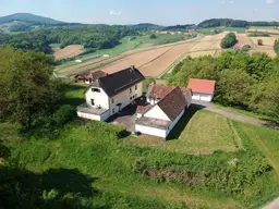Herrliche Alleinlage: Großzügiges Einfamilienhaus (155m²) mit ehemaligem Wirtschaftsgebäude inmitten der Weinberge mit Blick auf Schloss Kapfenstein!